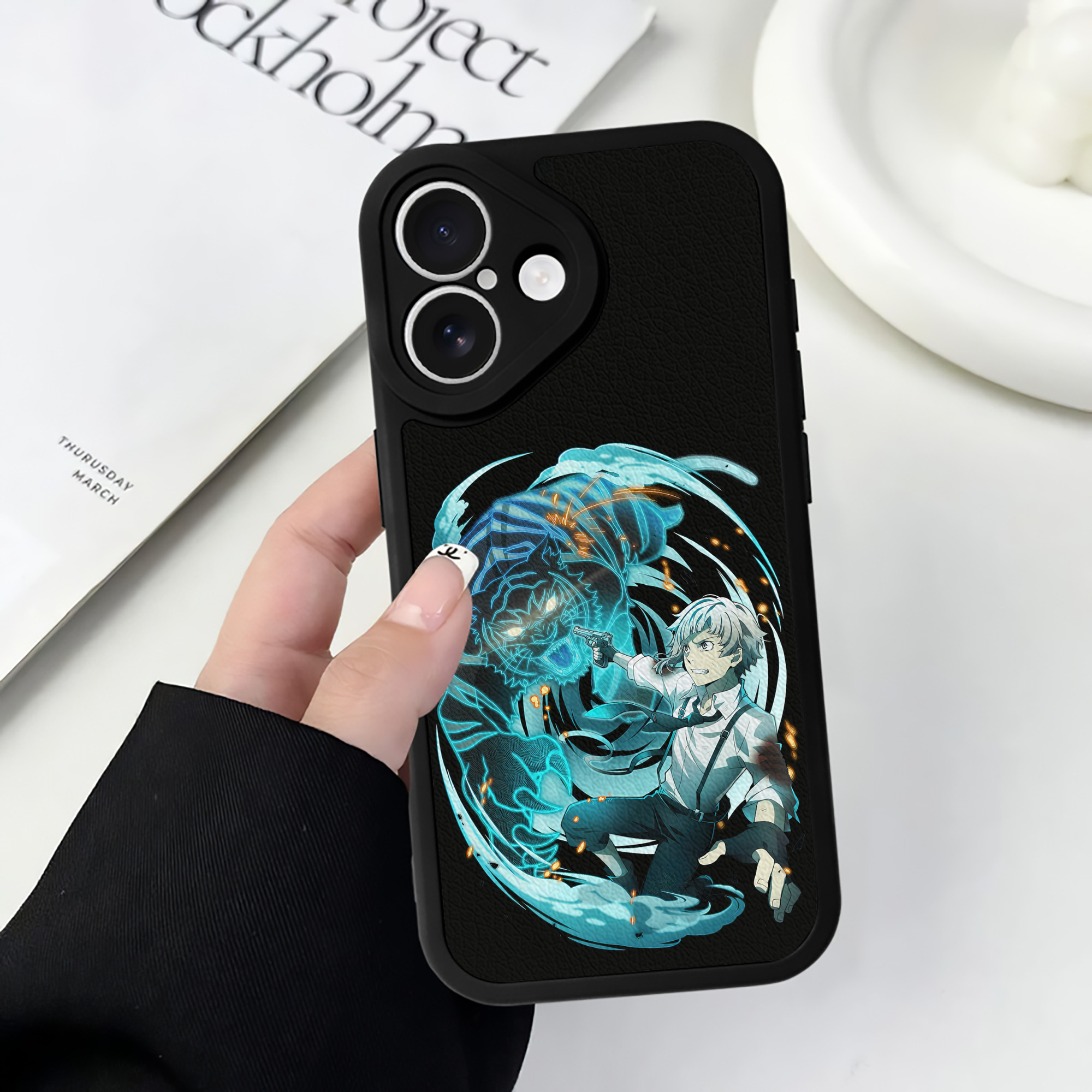 （画像用） 文豪ストレイドッグス Bungo Stray Dogs 【iPhone 16シリーズ対応】シリコンスマホケース（レザー調） 材質：シリコン